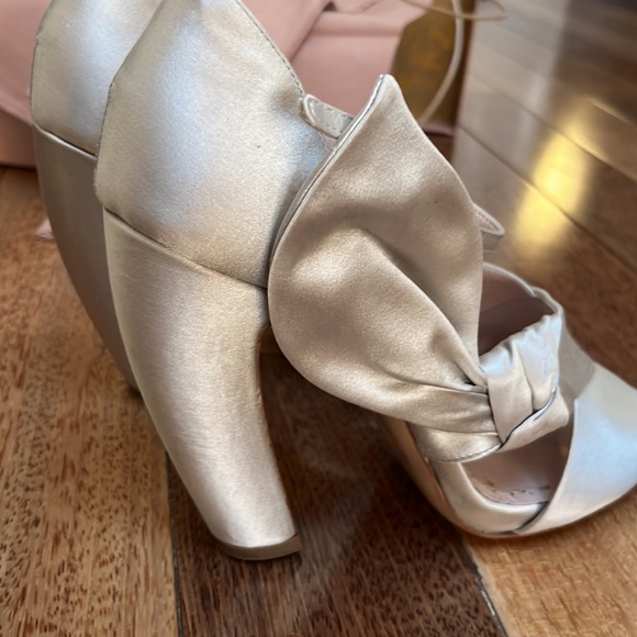 Miu Miu | Silk Bow Curved Heels Silver Size 37.5 - Picture 5 of 6